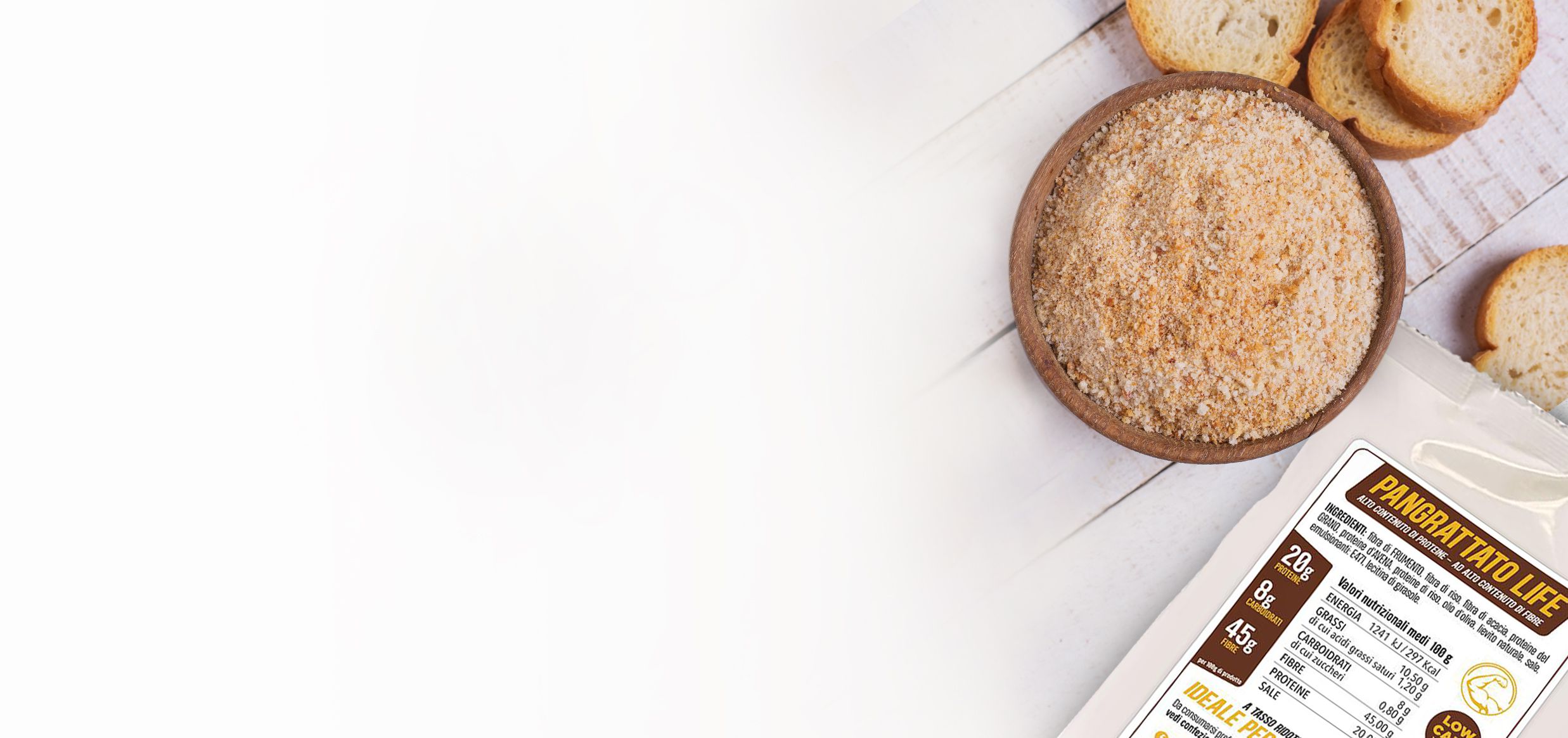 Ciotola di pangrattato dorato accanto a fette di pane e una confezione di Pangrattato Life con l'etichetta nutrizionale visibile